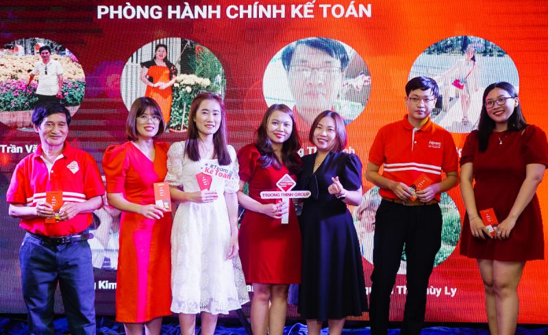 Phòng Hành chính - Kế toán nhận lì xì Tết