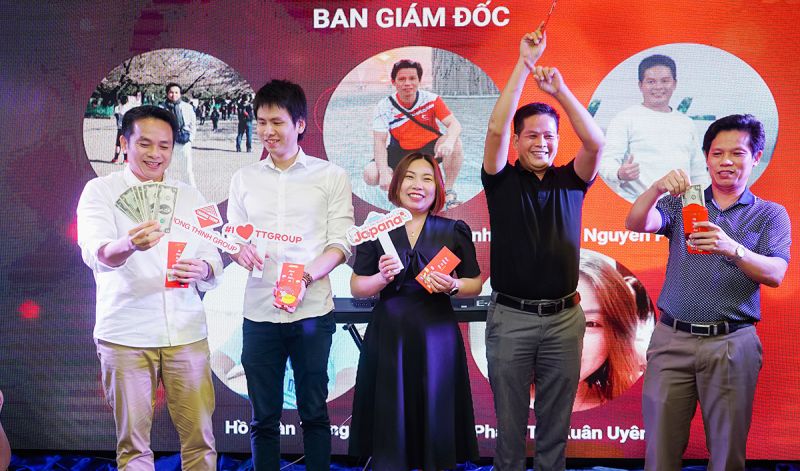 Ban giám đốc nhận lì xì Tết