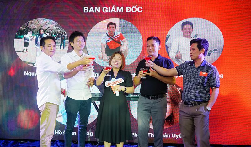 5 thành viên Ban giám đốc khui Champagne chúc mừng năm mới